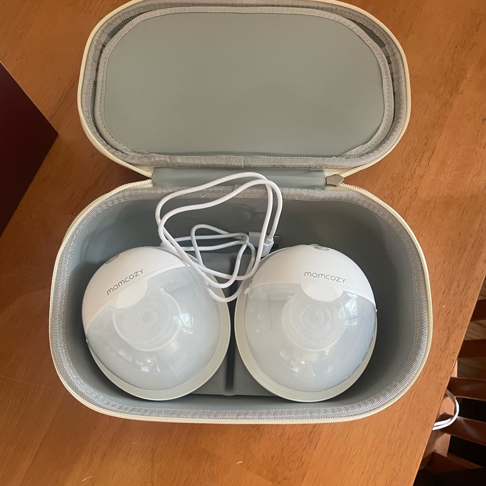 Momcozy M5 hands free Breast Pump Set. Barely used - like new.